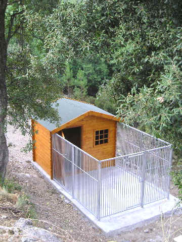 Notre pension pour chiens s'adapte parfaitement  l'environnement. Notre but avoir non seulement des structures fonctionnelles mais galement des structures chaleureuses. Pour nous pension n'quivaut pas  prison !