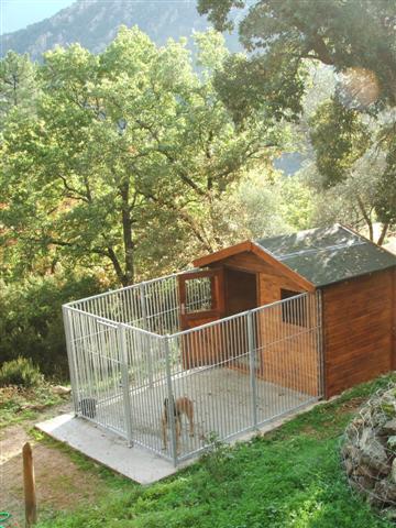 Un des "maisons" de nos pensionnaires. La pension pour chien est compose de chalets individuels o peuvent aller jusqu' trois chiens appartenant au mme matre. Malgr le fait que les chiens puissent s'battre dans la courette de leur chalet, ceux-ci sont tout de mme sortis plusieurs fois par jour.